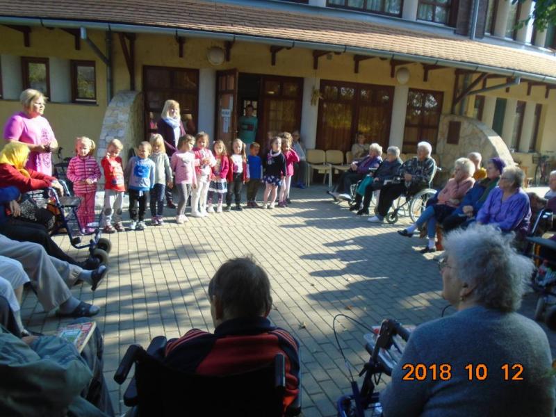 Generációk találkozása az Őszi Napsugár Idősek Otthonában
