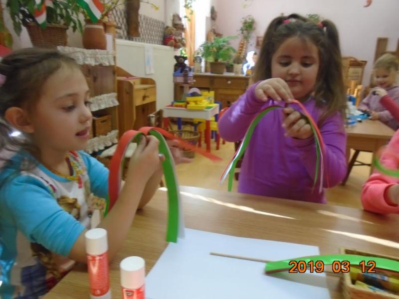 "Pereg a dob tratata, most kezdődik a csata. Papírcsákó fejemen, ezt a csatát megnyerem." Március 15. a Százszorszép óvodában