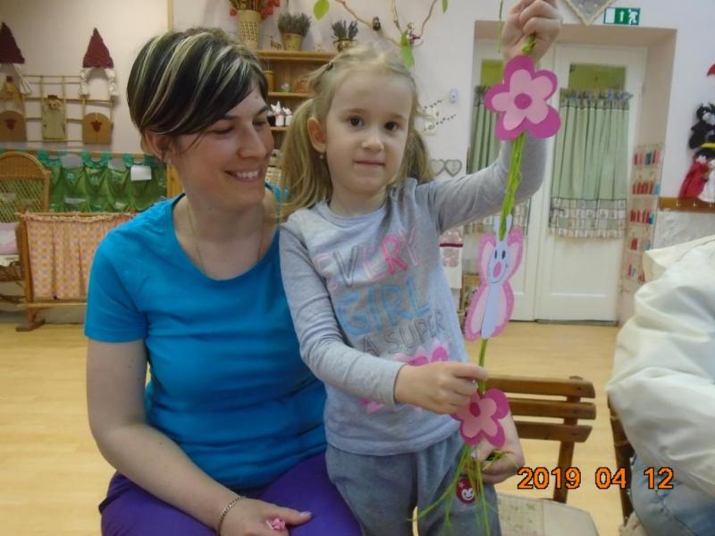 „Gyerekek, gyertek!  Cérnát, gombot, bábuköpenyhez gyűjtsünk foltot, sárga posztót, piros bársonyt, kócot, vattát, szurkot, szalmát!             Gyerekek gyertek!