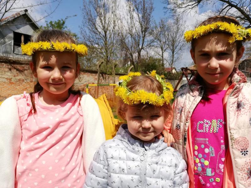 "Mit szeretünk? Játszani! Fűből ki sem látszani!" Százszorszép Óvoda 2021. tavaszi életképek