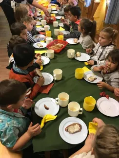 Mézes reggeli a Csemetekert Óvodában