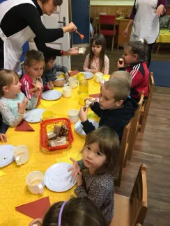 Mézes reggeli a Csemetekert Óvodában
