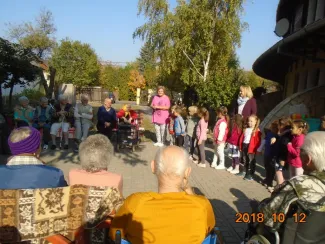 Generációk találkozása az Őszi Napsugár Idősek Otthonában
