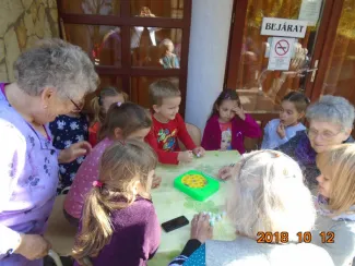 Generációk találkozása az Őszi Napsugár Idősek Otthonában