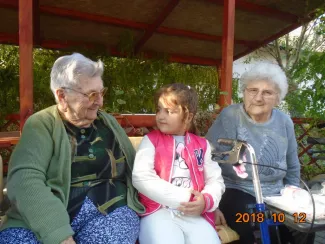 Generációk találkozása az Őszi Napsugár Idősek Otthonában