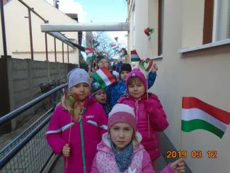 "Pereg a dob tratata, most kezdődik a csata. Papírcsákó fejemen, ezt a csatát megnyerem." Március 15. a Százszorszép óvodában