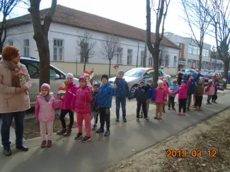 "Pereg a dob tratata, most kezdődik a csata. Papírcsákó fejemen, ezt a csatát megnyerem." Március 15. a Százszorszép óvodában