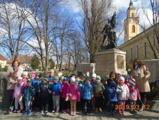 "Pereg a dob tratata, most kezdődik a csata. Papírcsákó fejemen, ezt a csatát megnyerem." Március 15. a Százszorszép óvodában