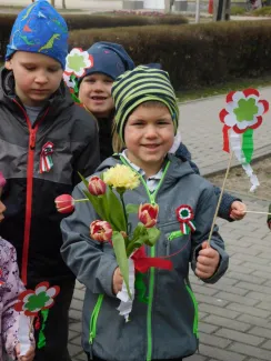 "Pereg a dob tratata, most kezdődik a csata. Papírcsákó fejemen, ezt a csatát megnyerem." Március 15. a Százszorszép óvodában