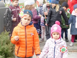 "Pereg a dob tratata, most kezdődik a csata. Papírcsákó fejemen, ezt a csatát megnyerem." Március 15. a Százszorszép óvodában