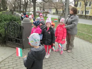 "Pereg a dob tratata, most kezdődik a csata. Papírcsákó fejemen, ezt a csatát megnyerem." Március 15. a Százszorszép óvodában