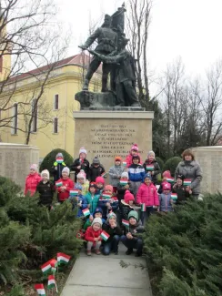 "Pereg a dob tratata, most kezdődik a csata. Papírcsákó fejemen, ezt a csatát megnyerem." Március 15. a Százszorszép óvodában
