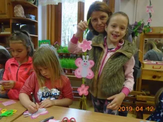 „Gyerekek, gyertek!  Cérnát, gombot, bábuköpenyhez gyűjtsünk foltot, sárga posztót, piros bársonyt, kócot, vattát, szurkot, szalmát!             Gyerekek gyertek!