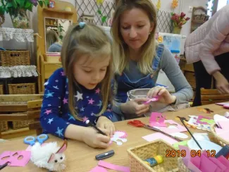 „Gyerekek, gyertek!  Cérnát, gombot, bábuköpenyhez gyűjtsünk foltot, sárga posztót, piros bársonyt, kócot, vattát, szurkot, szalmát!             Gyerekek gyertek!