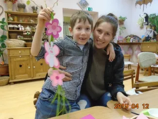 „Gyerekek, gyertek!  Cérnát, gombot, bábuköpenyhez gyűjtsünk foltot, sárga posztót, piros bársonyt, kócot, vattát, szurkot, szalmát!             Gyerekek gyertek!