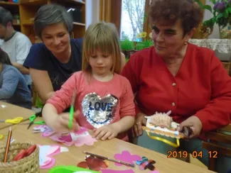 „Gyerekek, gyertek!  Cérnát, gombot, bábuköpenyhez gyűjtsünk foltot, sárga posztót, piros bársonyt, kócot, vattát, szurkot, szalmát!             Gyerekek gyertek!