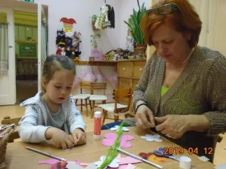 „Gyerekek, gyertek!  Cérnát, gombot, bábuköpenyhez gyűjtsünk foltot, sárga posztót, piros bársonyt, kócot, vattát, szurkot, szalmát!             Gyerekek gyertek!