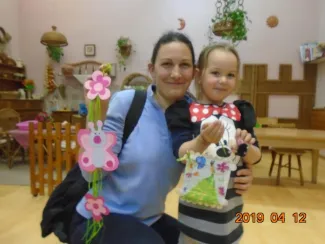 „Gyerekek, gyertek!  Cérnát, gombot, bábuköpenyhez gyűjtsünk foltot, sárga posztót, piros bársonyt, kócot, vattát, szurkot, szalmát!             Gyerekek gyertek!