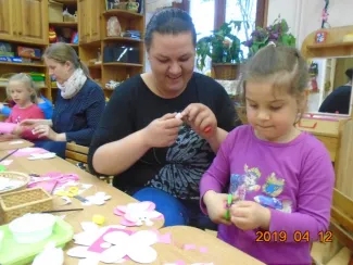 „Gyerekek, gyertek!  Cérnát, gombot, bábuköpenyhez gyűjtsünk foltot, sárga posztót, piros bársonyt, kócot, vattát, szurkot, szalmát!             Gyerekek gyertek!