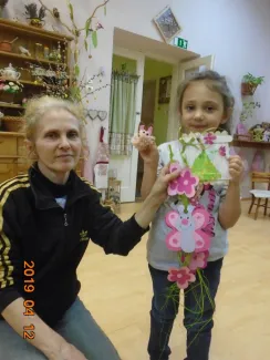 „Gyerekek, gyertek!  Cérnát, gombot, bábuköpenyhez gyűjtsünk foltot, sárga posztót, piros bársonyt, kócot, vattát, szurkot, szalmát!             Gyerekek gyertek!