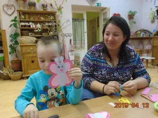 „Gyerekek, gyertek!  Cérnát, gombot, bábuköpenyhez gyűjtsünk foltot, sárga posztót, piros bársonyt, kócot, vattát, szurkot, szalmát!             Gyerekek gyertek!