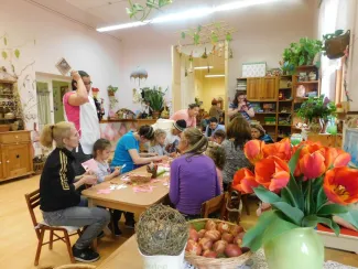 „Gyerekek, gyertek!  Cérnát, gombot, bábuköpenyhez gyűjtsünk foltot, sárga posztót, piros bársonyt, kócot, vattát, szurkot, szalmát!             Gyerekek gyertek!