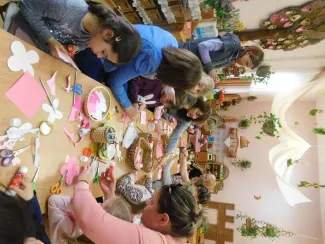 „Gyerekek, gyertek!  Cérnát, gombot, bábuköpenyhez gyűjtsünk foltot, sárga posztót, piros bársonyt, kócot, vattát, szurkot, szalmát!             Gyerekek gyertek!