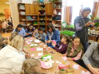 „Gyerekek, gyertek!  Cérnát, gombot, bábuköpenyhez gyűjtsünk foltot, sárga posztót, piros bársonyt, kócot, vattát, szurkot, szalmát!             Gyerekek gyertek!