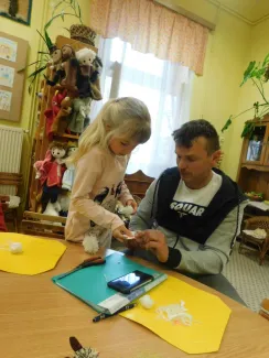 „Gyerekek, gyertek!  Cérnát, gombot, bábuköpenyhez gyűjtsünk foltot, sárga posztót, piros bársonyt, kócot, vattát, szurkot, szalmát!             Gyerekek gyertek!