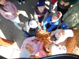 Hagyományőrzés-Kukoricamorzsolás a Százszorszép Óvodában 2019.