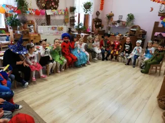 "Bál, bál, maszkabál..."