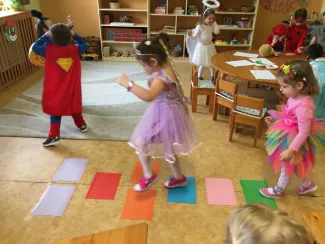 "Bál, bál, maszkabál..."