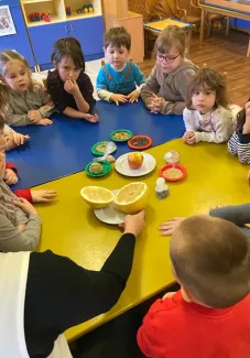"Mi kell neked? Fatető, fatető, deszka madáretető!"
