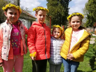 "Mit szeretünk? Játszani! Fűből ki sem látszani!" Százszorszép Óvoda 2021. tavaszi életképek