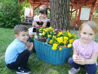 "Mit szeretünk? Játszani! Fűből ki sem látszani!" Százszorszép Óvoda 2021. tavaszi életképek