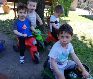 "Mit szeretünk? Játszani! Fűből ki sem látszani!" Százszorszép Óvoda 2021. tavaszi életképek