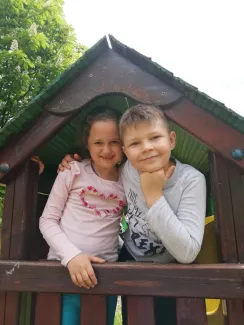 "Mit szeretünk? Játszani! Fűből ki sem látszani!" Százszorszép Óvoda 2021. tavaszi életképek