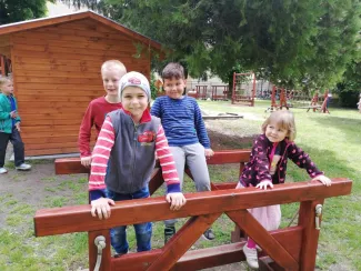 "Mit szeretünk? Játszani! Fűből ki sem látszani!" Százszorszép Óvoda 2021. tavaszi életképek