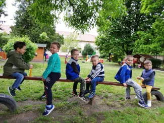 "Mit szeretünk? Játszani! Fűből ki sem látszani!" Százszorszép Óvoda 2021. tavaszi életképek