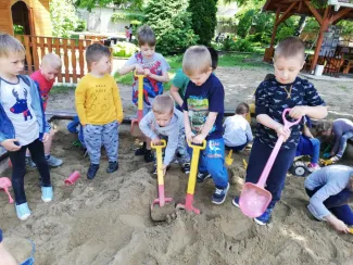 "Mit szeretünk? Játszani! Fűből ki sem látszani!" Százszorszép Óvoda 2021. tavaszi életképek