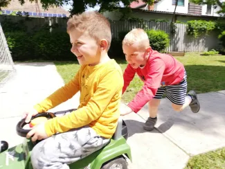 "Mit szeretünk? Játszani! Fűből ki sem látszani!" Százszorszép Óvoda 2021. tavaszi életképek