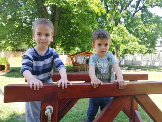 "Mit szeretünk? Játszani! Fűből ki sem látszani!" Százszorszép Óvoda 2021. tavaszi életképek
