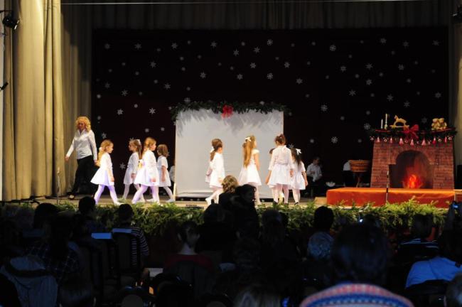 "Hóban ébred majd az ünnep" Karácsonyváró ünnepi műsor a Százszorszép Óvodában