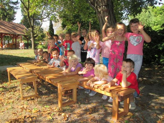 Ajándék padok a Százszorszép Ovinak