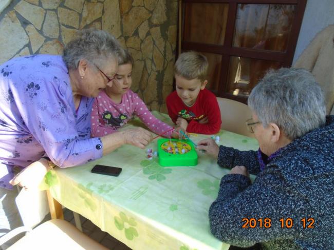 Generációk találkozása az Őszi Napsugár Idősek Otthonában