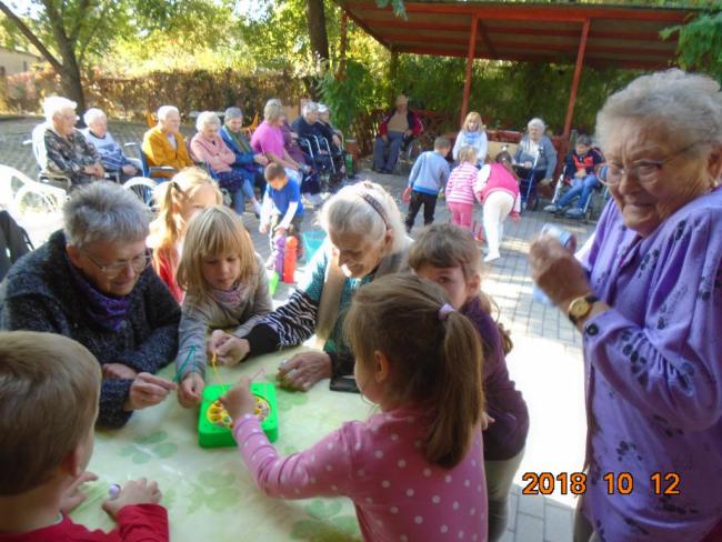 Generációk találkozása az Őszi Napsugár Idősek Otthonában