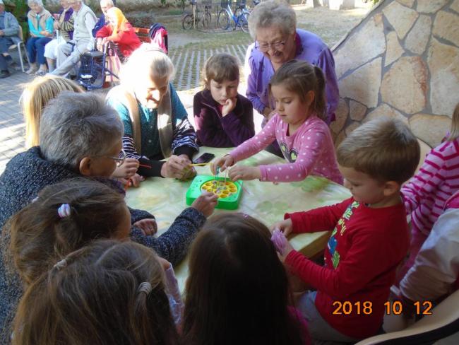 Generációk találkozása az Őszi Napsugár Idősek Otthonában
