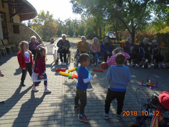 Generációk találkozása az Őszi Napsugár Idősek Otthonában