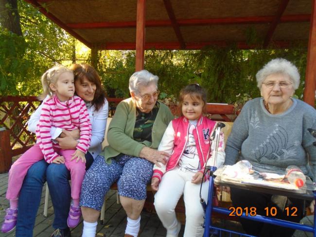 Generációk találkozása az Őszi Napsugár Idősek Otthonában