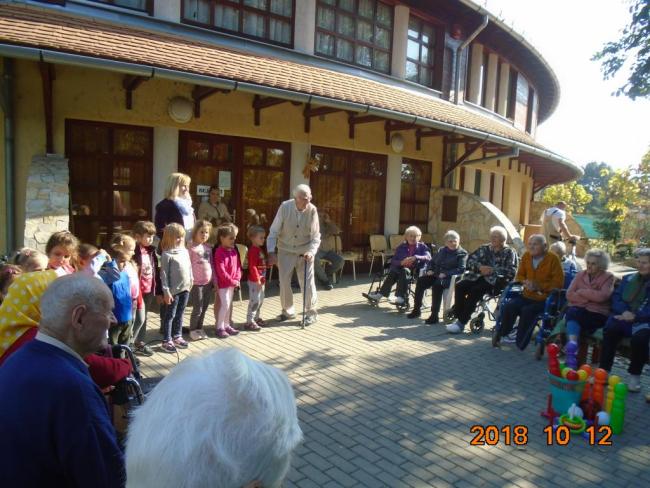 Generációk találkozása az Őszi Napsugár Idősek Otthonában